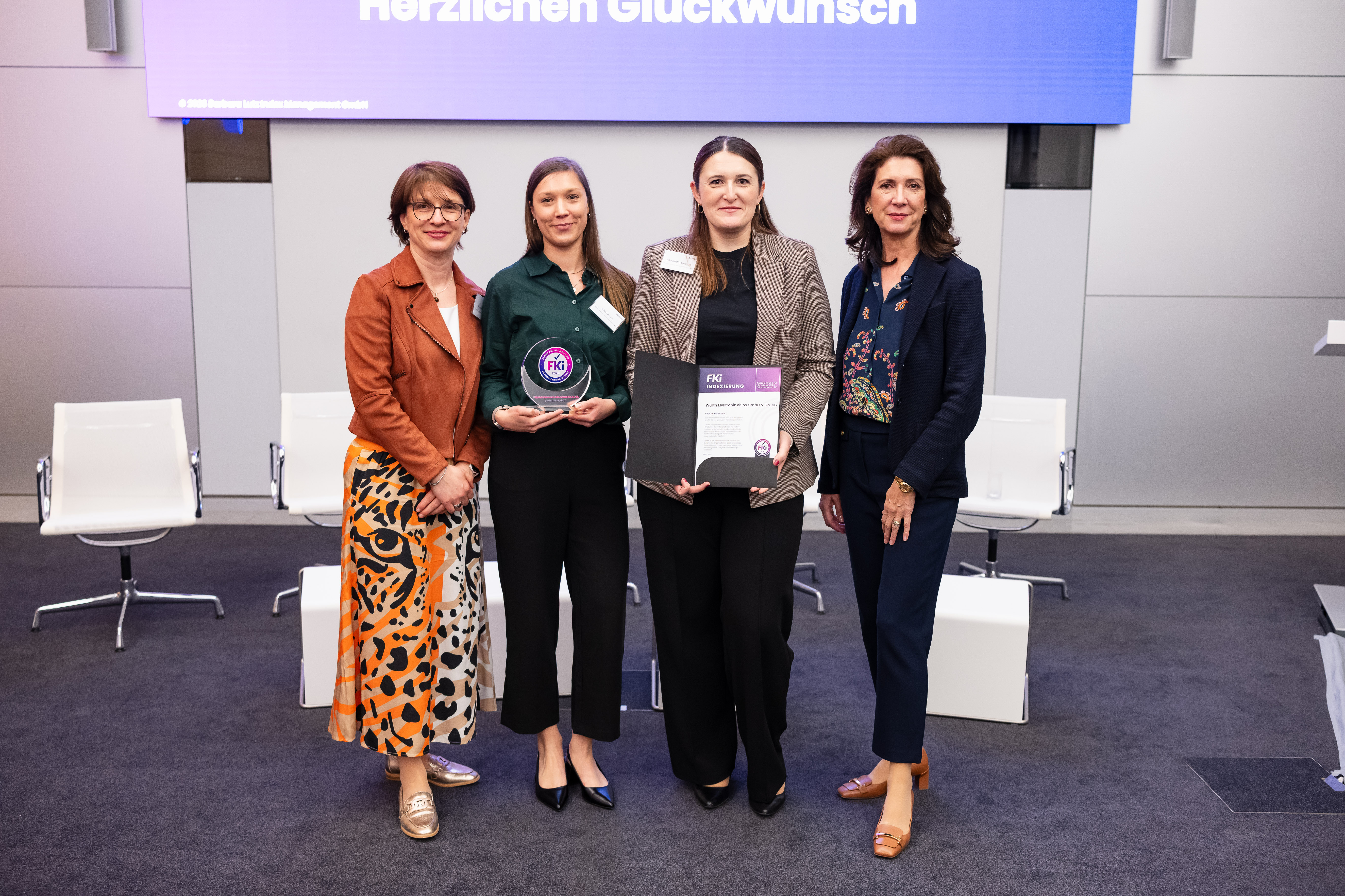Barbara Lutz, CEO und FKi-Gründerin (rechts), überreichte die Auszeichnung „Größter Fortschritt“ dem Team von Würth Elektronik eiSos: Silvana Knorr, Excellence Manager, Kira Maske, Diversity Manager, Alexandra George, Executive EMS Inside Sales (v l. n. r.).