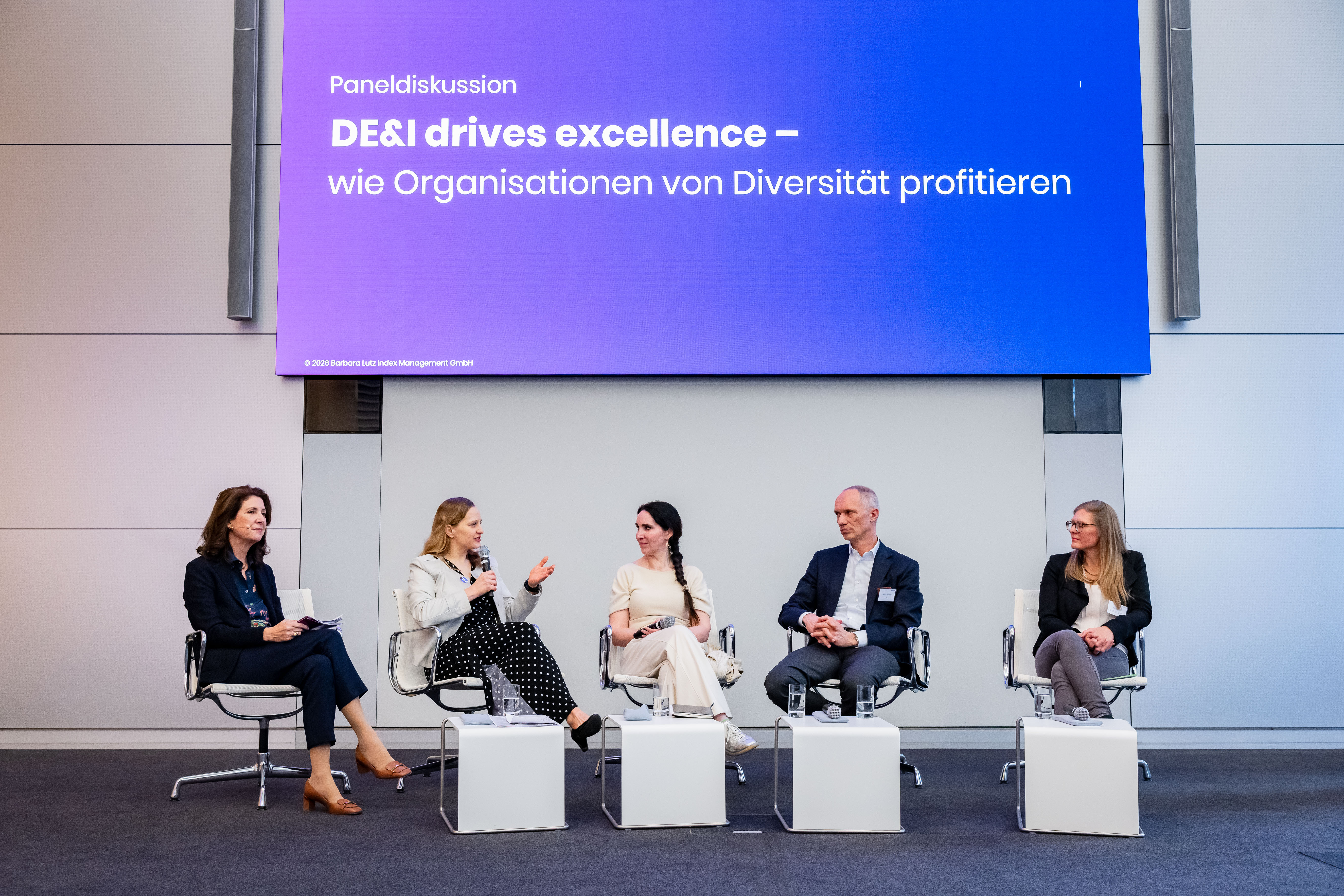 Paneldiskussion zum Thema „DE&I drives excellence – wie Organisationen von Diversität profitieren“ mit Barbara Lutz, CEO und FKi-Gründerin, Dr. Peggy Bellmann, Ressortleitung Diversity, Deutscher Olympischer Sportbund, Prof. Dr. Anabel Ternés von Hattburg, Zukunftsforscherin und Managing Director, Bernd Loewen, Personalvorstand, KfW und Maja Ifland, Referatsleitung Referat „Frauen in Führungspositionen“, Bundesministerium für Bildung, Familie, Senioren, Frauen und Jugend (v. l. n. r.).