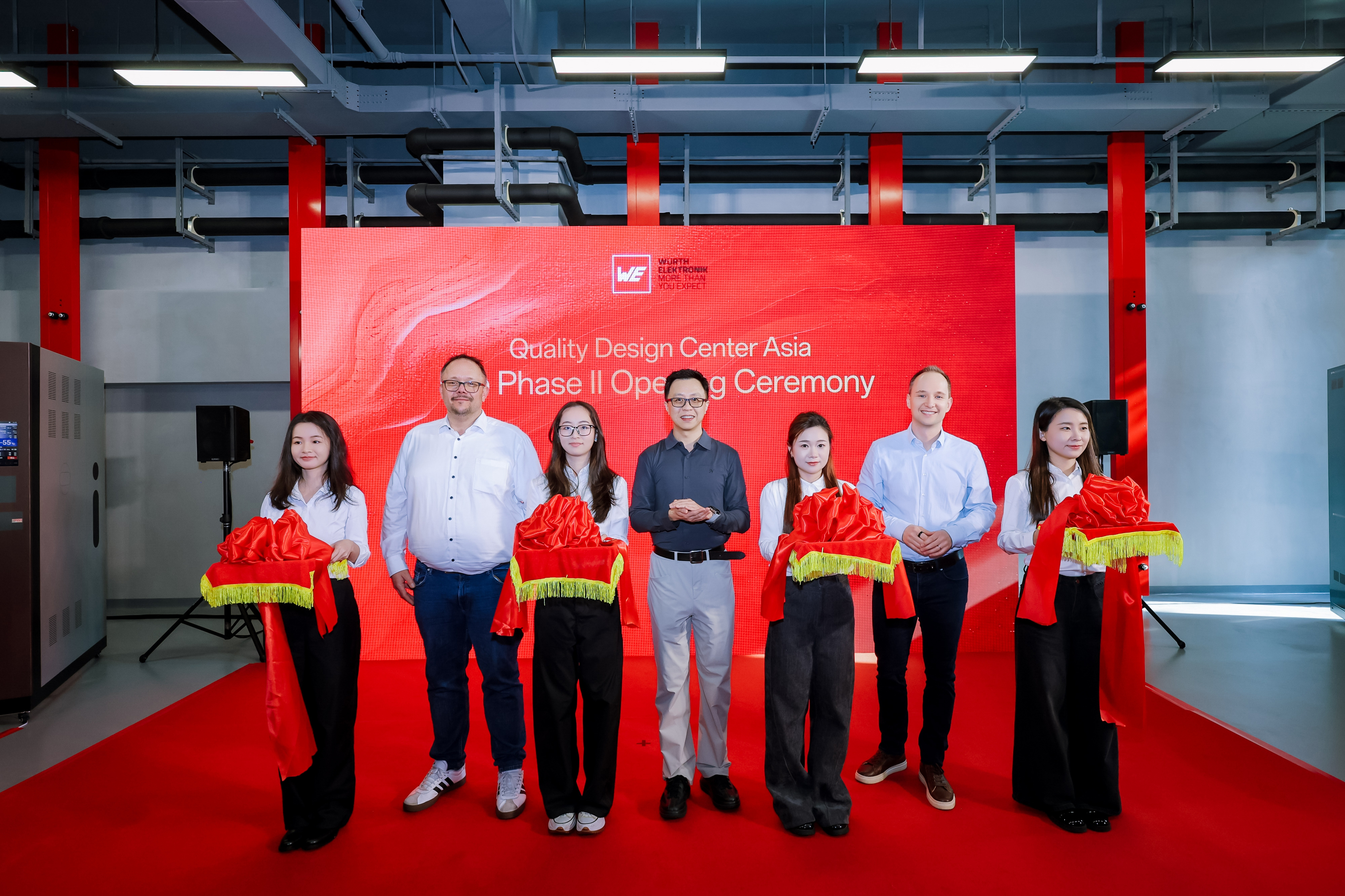 Proud of the opening of the new testing facilities in Shenzhen (China) by the Würth Elektronik eiSos Group: Dirk Knorr, COO; Yangyang Chen, Head of QDC Asia; and Thomas Garz,
CEO, accompanied by female employees from the QDC 
(from left to right).