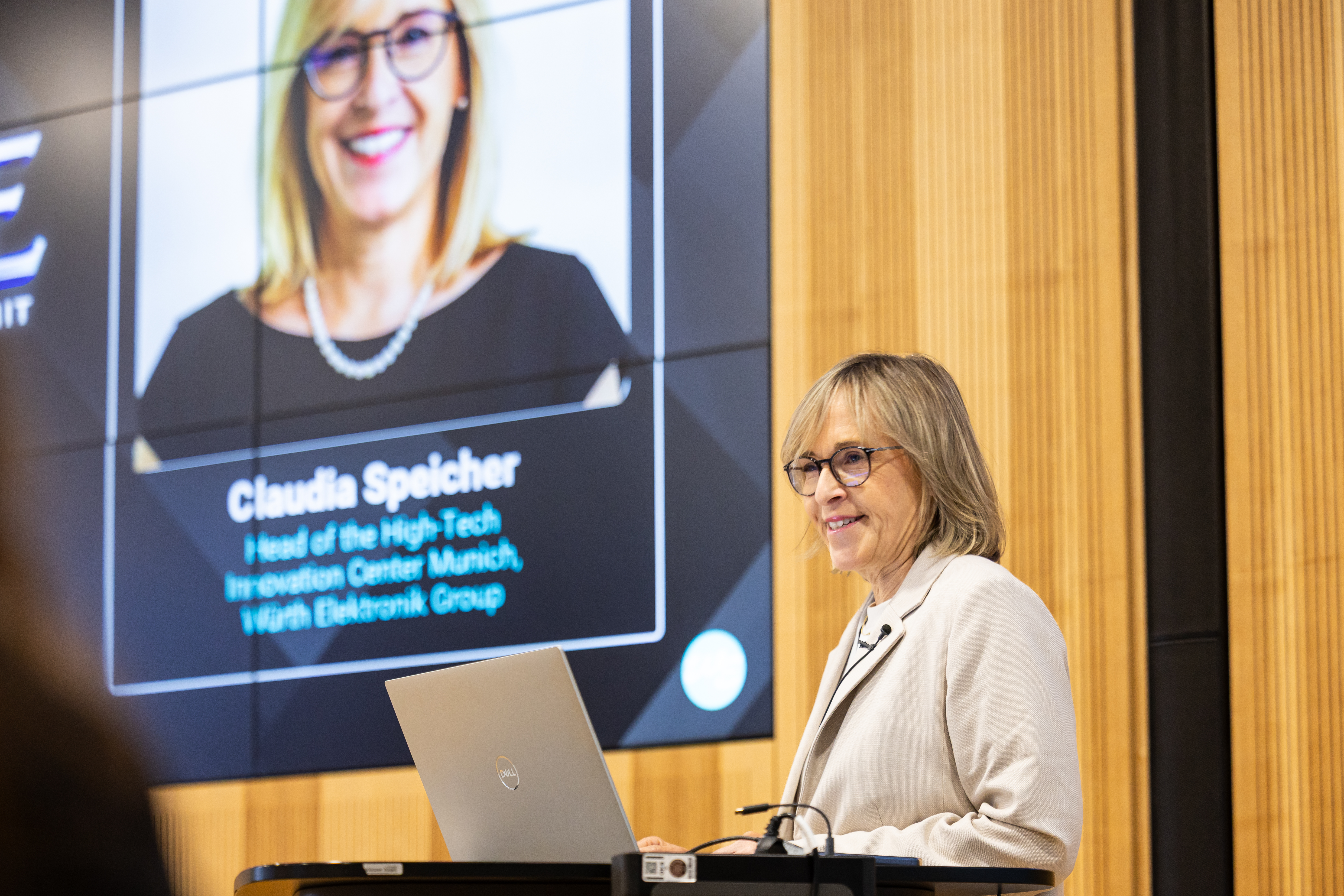 Claudia Speicher, Standortleiterin des Hightech Innovation Center in München begrüßte die Teilnehmerinnen und Teilnehmer im Namen von Würth Elektronik.