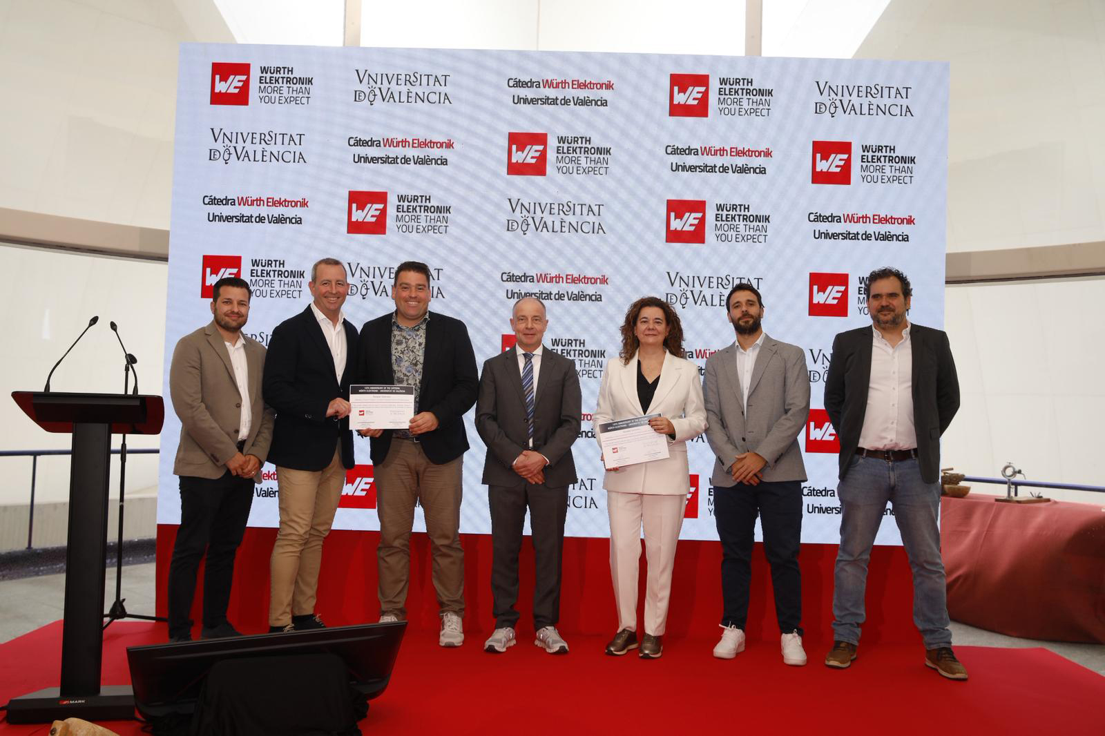Adrián Suárez, Professor an der Universitat de València, Prof. José Torres bei der Universitat de València, Steffen Mütsch, Global Head of EMC bei Würth Elektronik, Alexander Gerfer, CTO bei der Würth Elektronik eiSos Gruppe, Inmaculada Coma, Vice-Rectora der Universitat de València, Antonio Alcarria, Head of EMC Advanced Materials, Product Management bei Würth Elektronik eiSos, Ph. D. Jorge Victoria, Head of Thermal Management bei Würth Elektronik eiSos (v. l. n. r.)