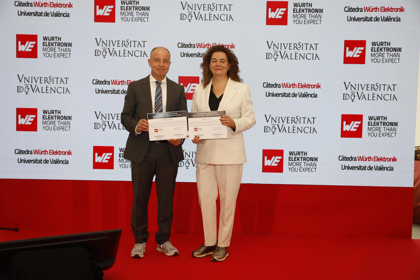 Alexander Gerfer, CTO bei der Würth Elektronik eiSos Gruppe (links), zusammen mit Inmaculada Coma, Vice-Rectora der Universitat de València