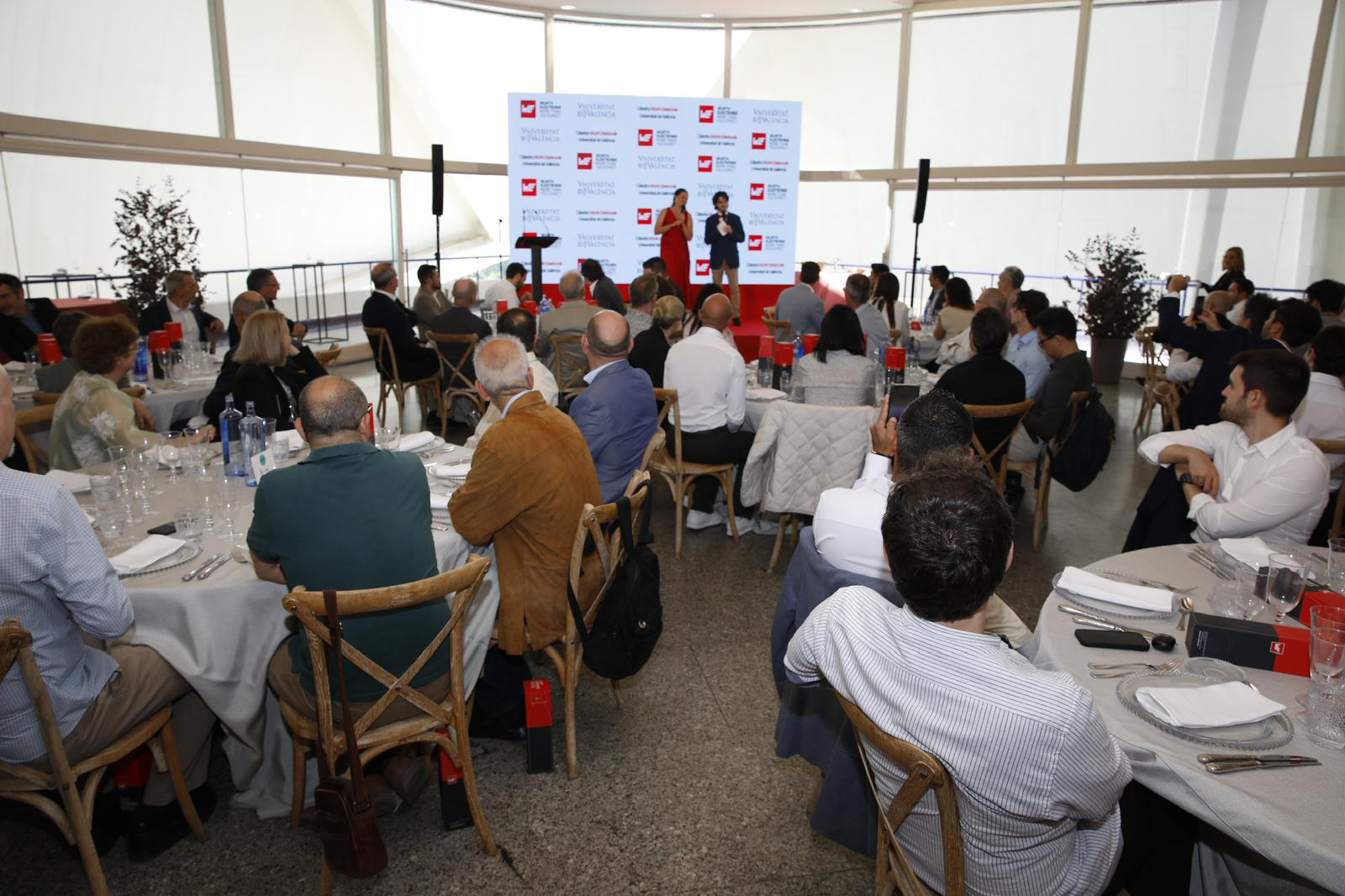 Maria Cuesta und Victor Martinez, beide Product Manager bei Würth Elektronik eiSos moderierten den Event.