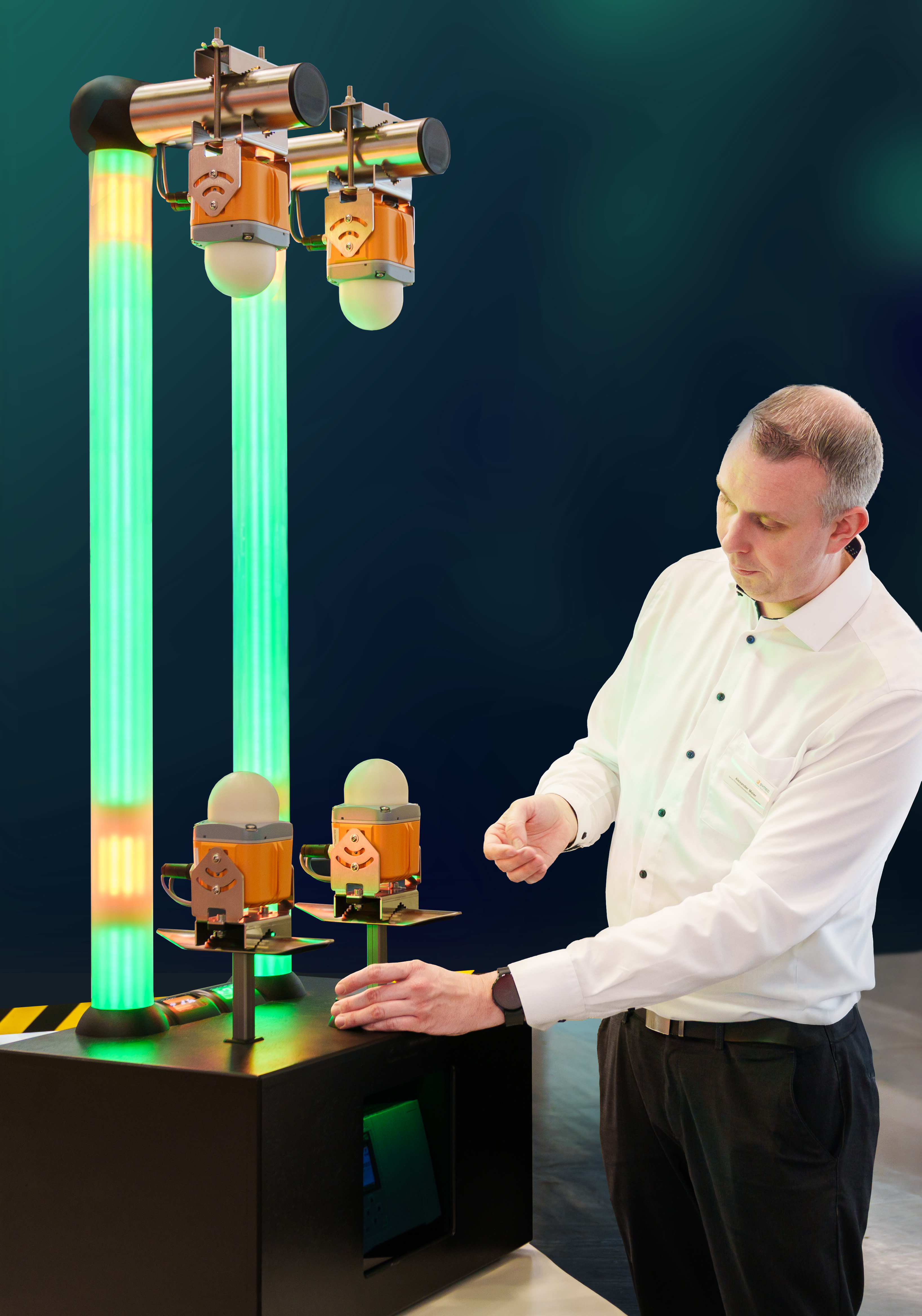 A demonstrator brings Symeo<sup>®</sup> LPR-SAFE to life.